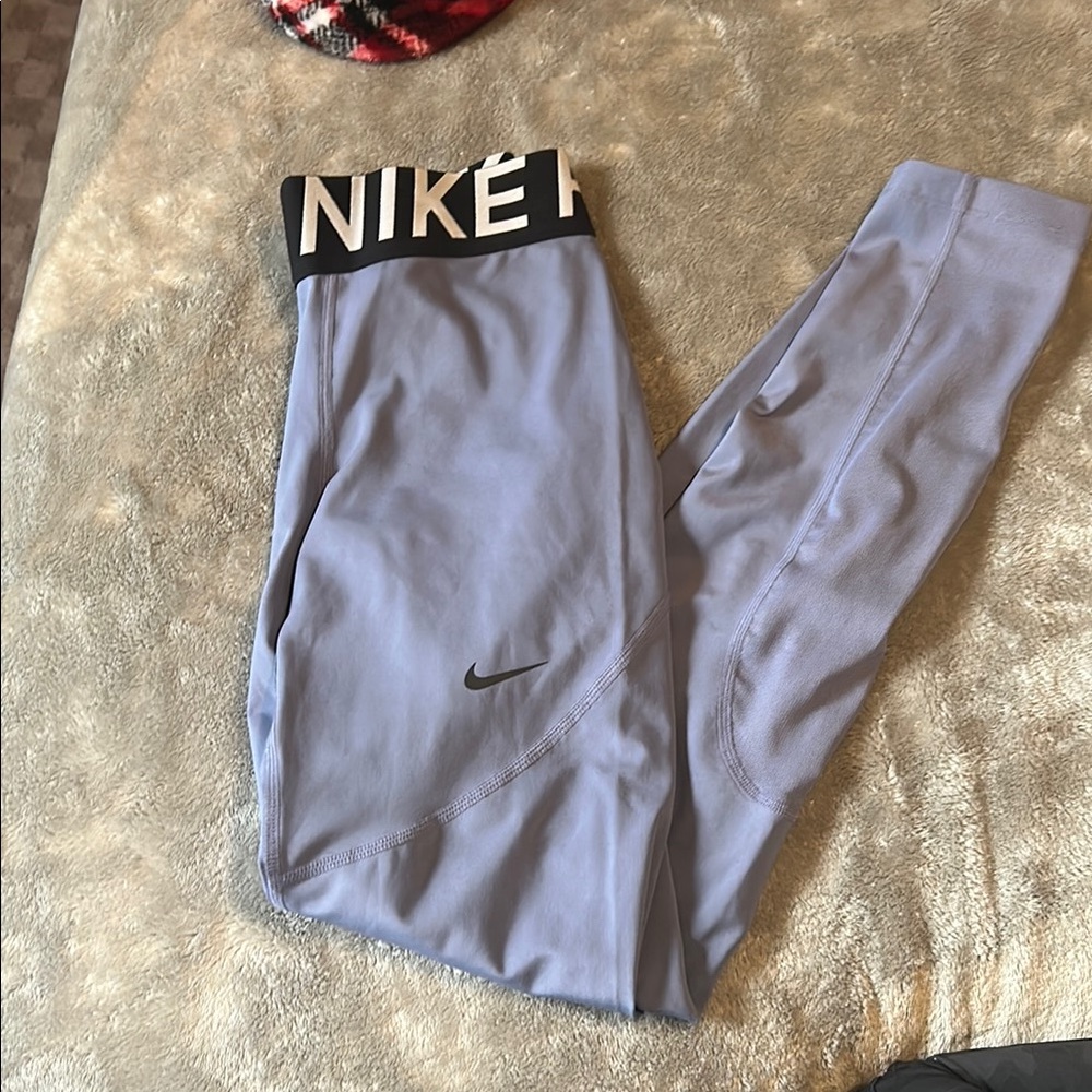 Nike Gray Leggings with Elastic Waistband and Streamlined Design